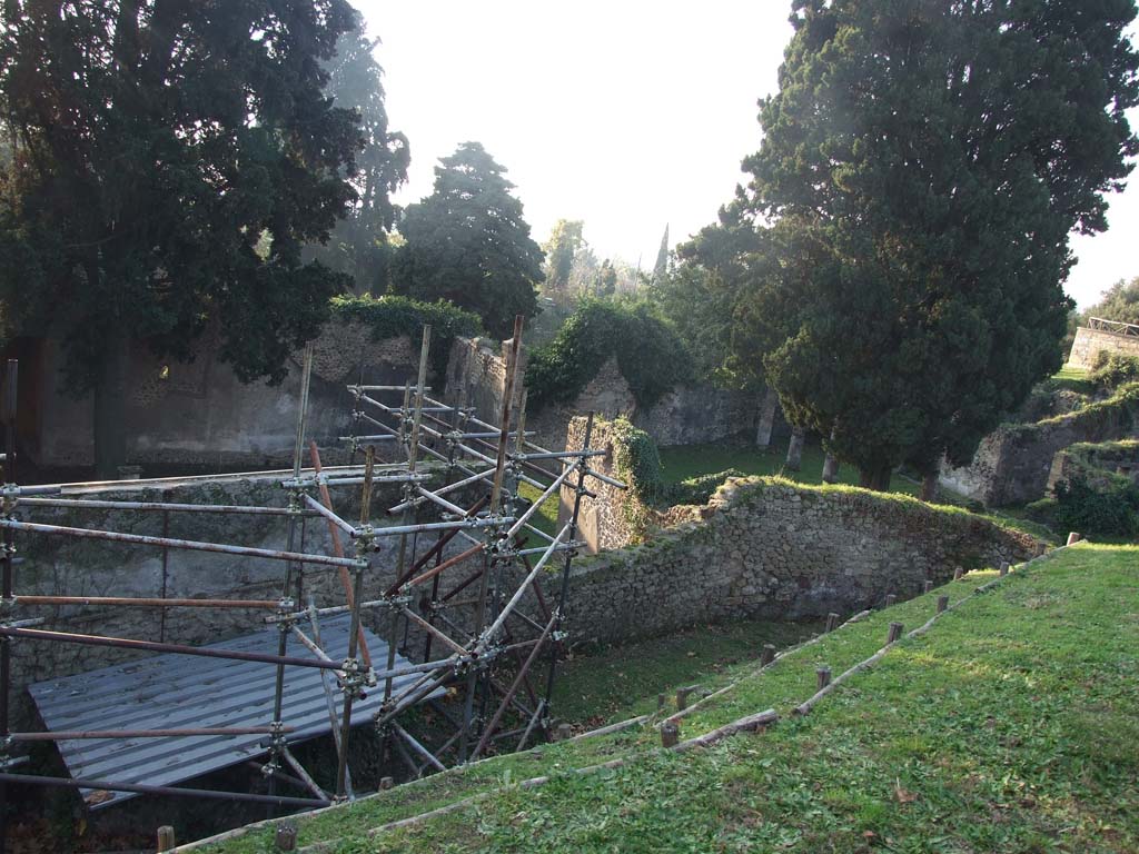 HGE12 Pompeii. December 2006. Looking north-west down from path above towards garden, left, and courtyard area, right.