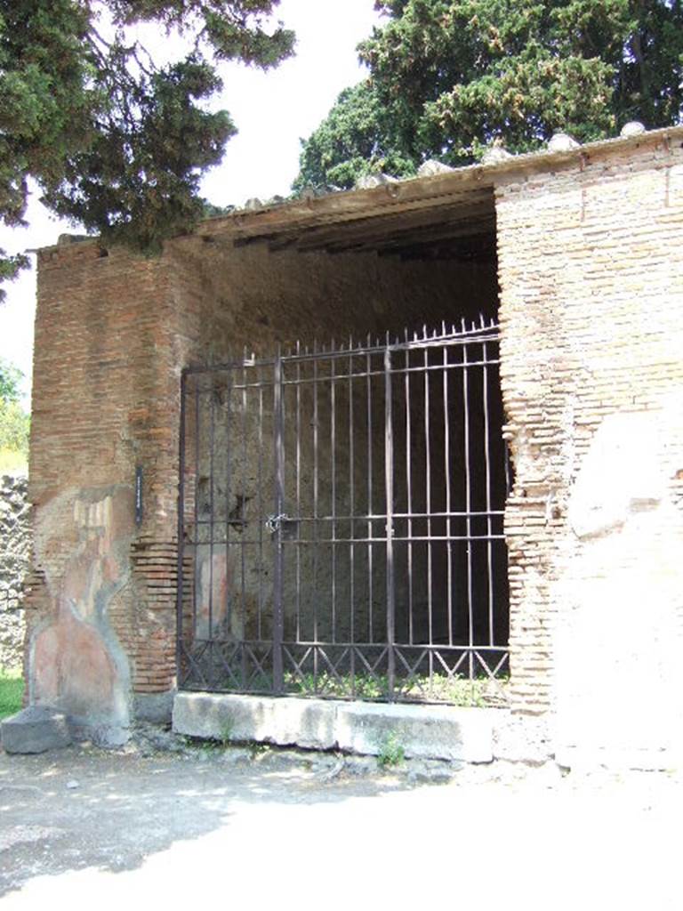 HGE12 Pompeii. May 2006. Entrance doorway, looking east.