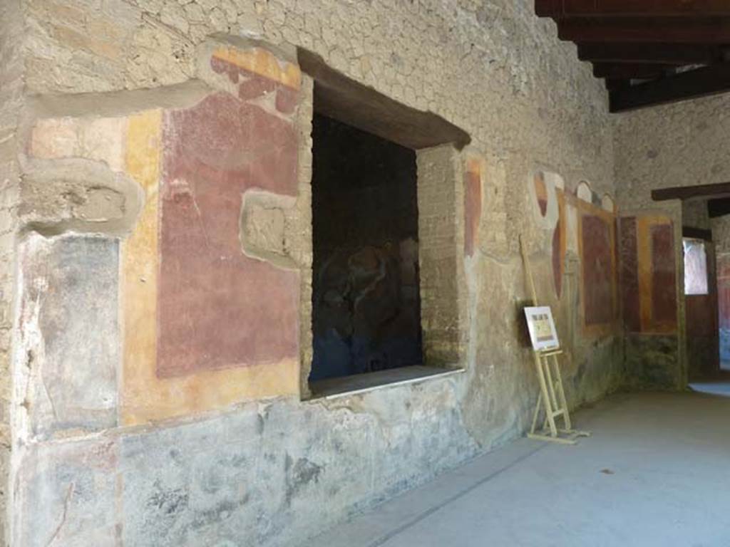 Villa San Marco, Stabiae, September 2015.Portico 5, north wall with window to room 18.