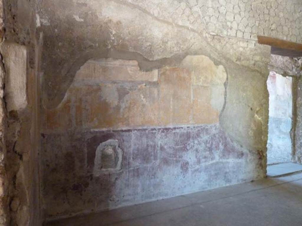 Villa San Marco, Stabiae, September 2015. Room 18, north wall with doorway to room 21.