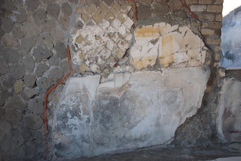 Villa San Marco, Stabiae, October 2022. 
Room 21, painted decoration on north (left) side of window onto garden 19. Photo courtesy of Klaus Heese.
