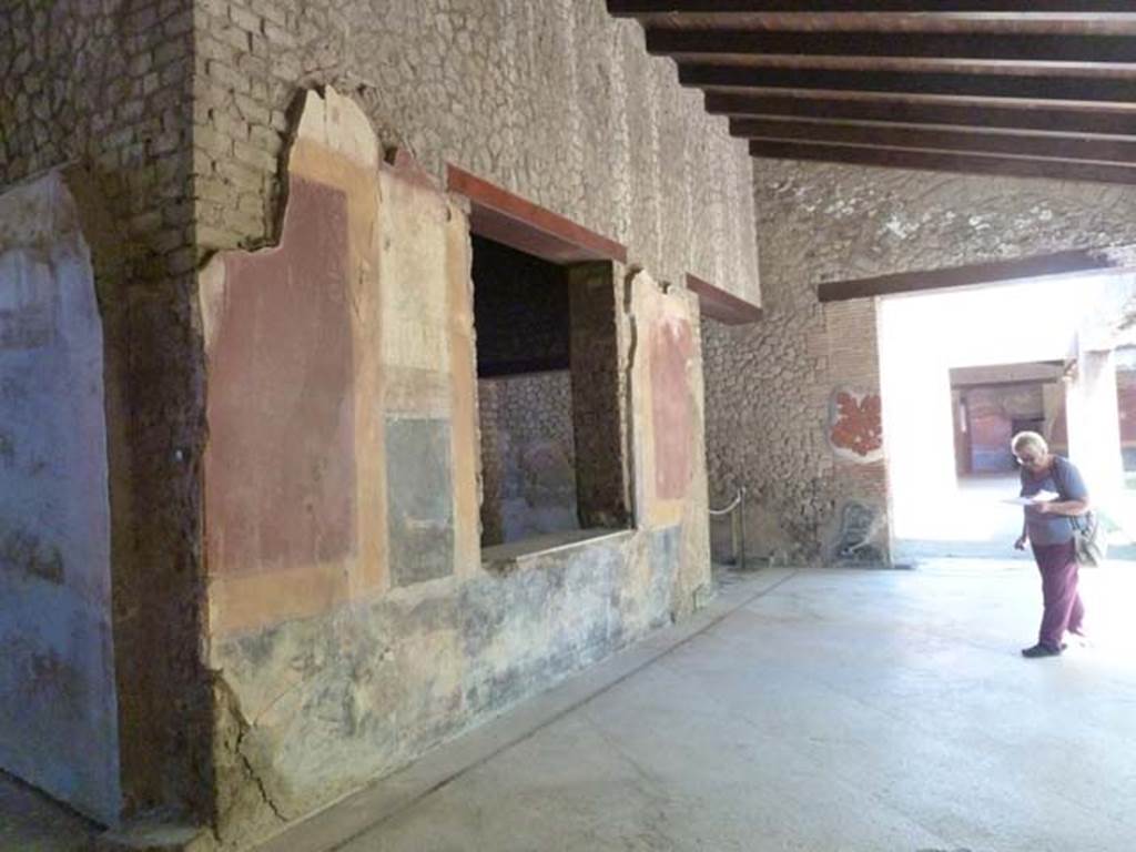 Villa San Marco, Stabiae, September 2015. Portico 5, looking north-east towards window to room 6.
The entrance to corridor 11 is on the right of the window.
