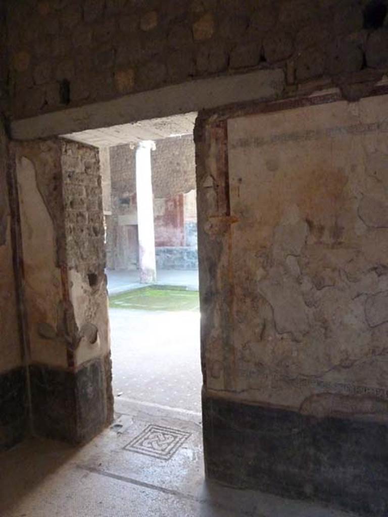 Villa San Marco, Stabiae, September 2015. Room 61, north wall with doorway to atrium.