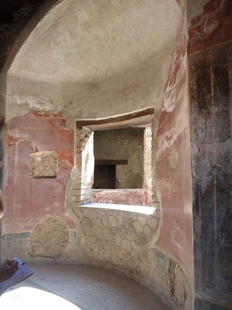 Villa San Marco, Stabiae, September 2015. Room 25, south side, with apsed window overlooking small garden 28. 