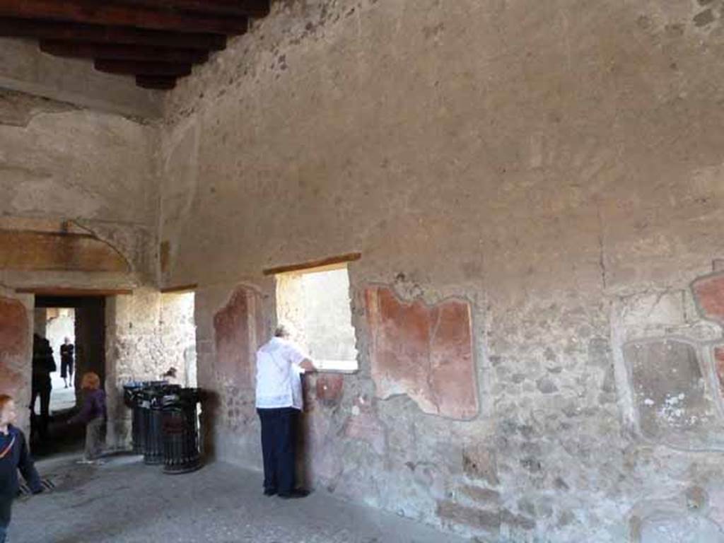 Villa of Mysteries, Pompeii. May 2010. Peristyle D, looking west towards doorway to rooms 21 and 26, and window into room 26.
