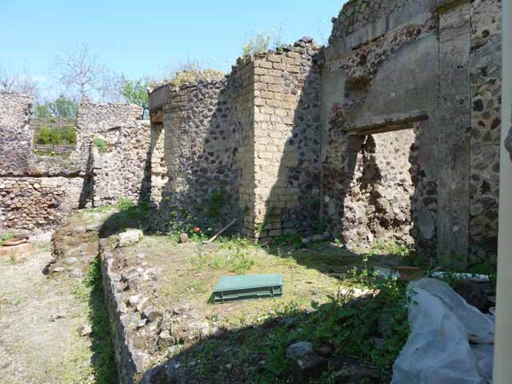 Villa of Mysteries, Pompeii. May 2010. North exterior side.Looking east past room 24, the apse of room 25, wine cellar with dolia and to room 50 and 51 and side entrance 57..