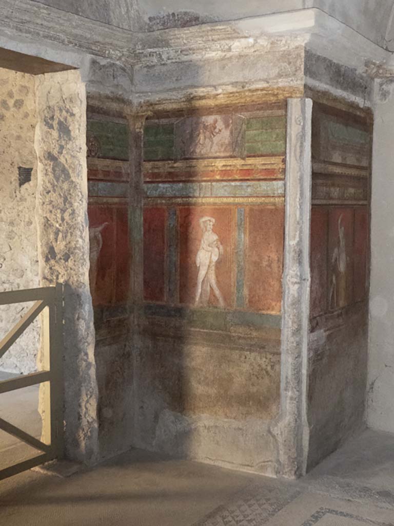 Villa of Mysteries, Pompeii. September 2017. 
Room 4, north-east corner with paintings on north, east and south walls.
Foto Annette Haug, ERC Grant 681269 DÉCOR.
