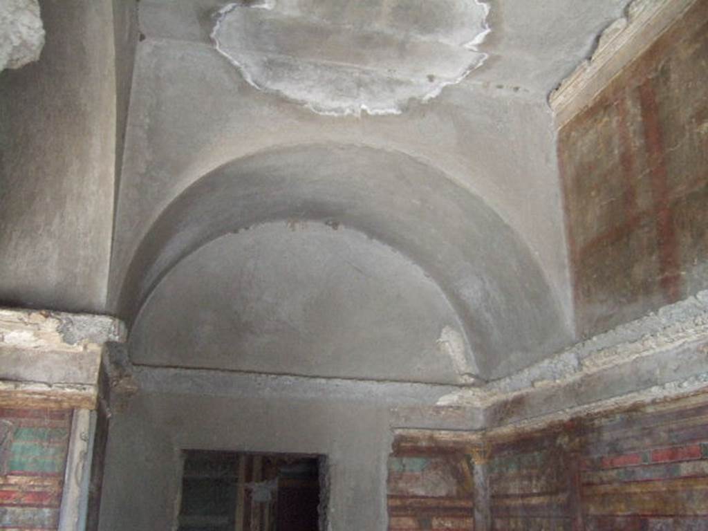 Villa of Mysteries, Pompeii. May 2006. Room 4, upper east wall with arched ceiling.