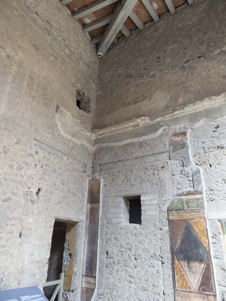 Villa of Mysteries, Pompeii. September 2017. Room 64, looking towards south-west corner of atrium.
Foto Annette Haug, ERC Grant 681269 DÉCOR.

