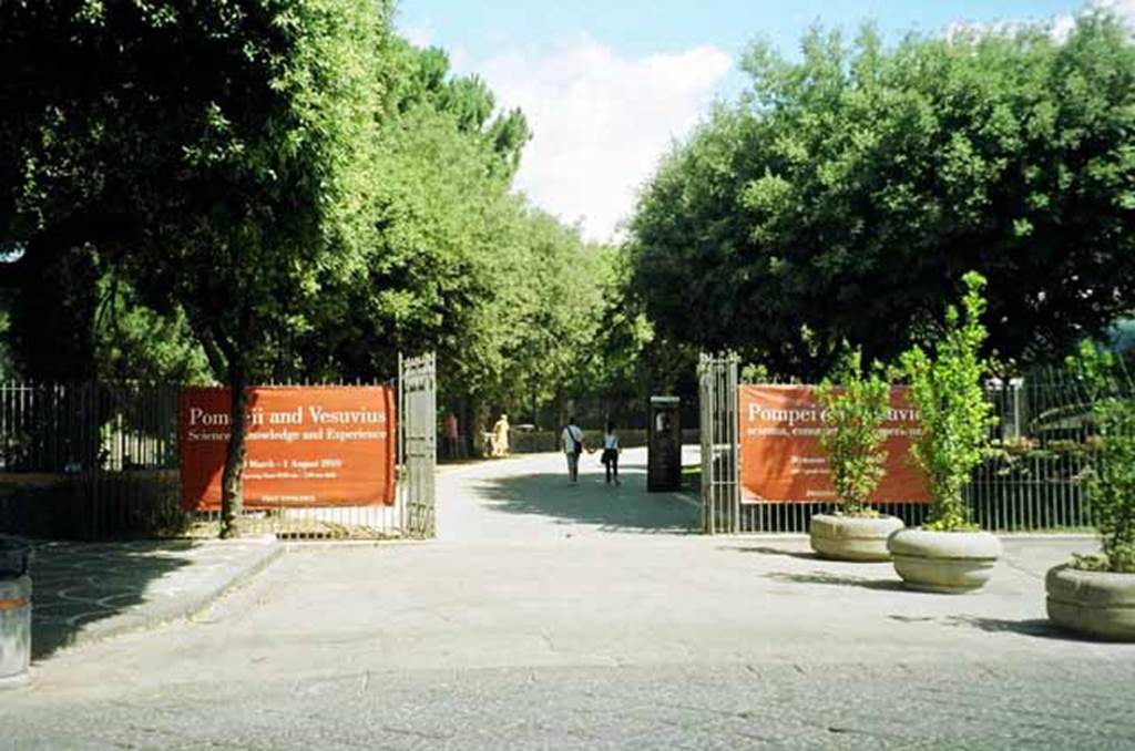 Piazza Anfiteatro. June 2010. Curve of Piazza leading to entrance to Pompei Scavi. Photo courtesy of Rick Bauer.