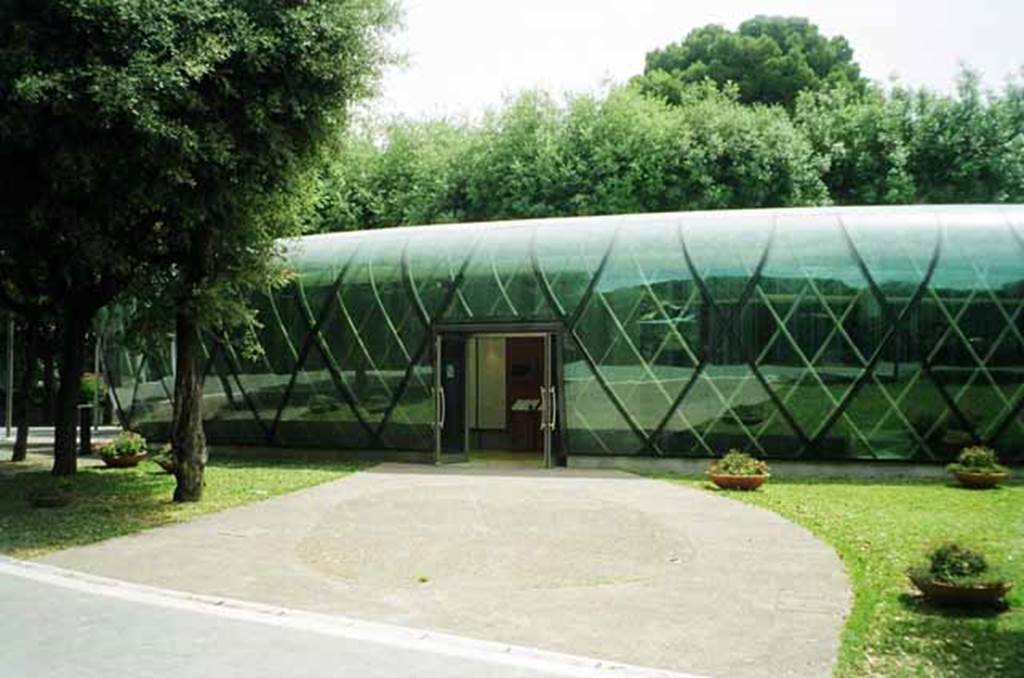 Piazza Anfiteatro. June 2010. New exhibition building outside entrance. This mirrors the curve in the Piazza. Photo courtesy of Rick Bauer.