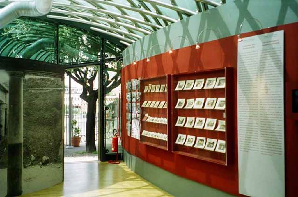 Piazza Anfiteatro. June 2010. Inside new exhibition building. Archive photographs.
Photo courtesy of Rick Bauer.
