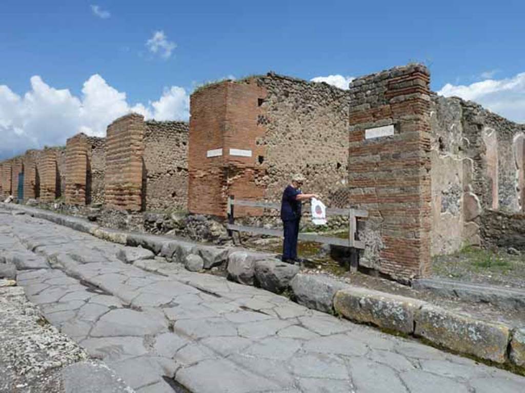 Unnamed vicolo between IX.4 and IX.3 on east side of Via Stabiana. May 2010. Looking north-east towards unnamed vicolo.
