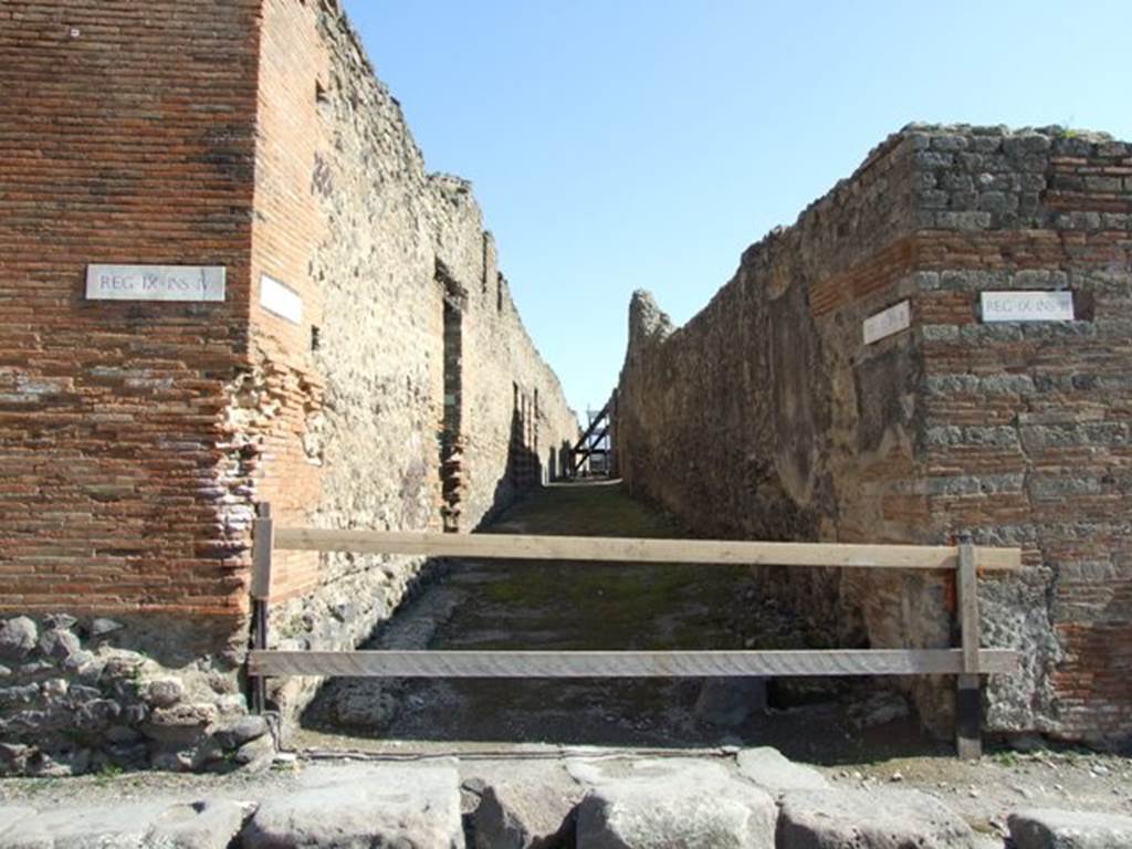 Vicolo di Lucrezio? Unnamed vicolo between IX.4 and IX.3. Looking east from the junction with Via Stabiana. March 2009.