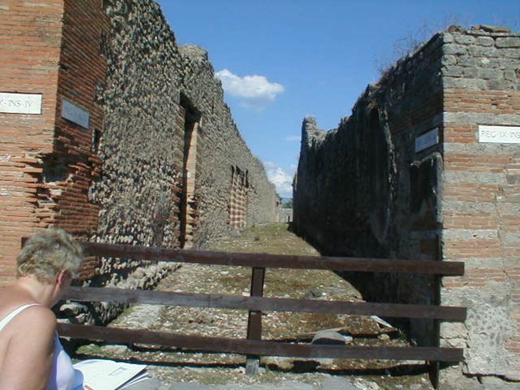 Unnamed vicolo. Looking east from junction with Via Stabiana. September 2004.