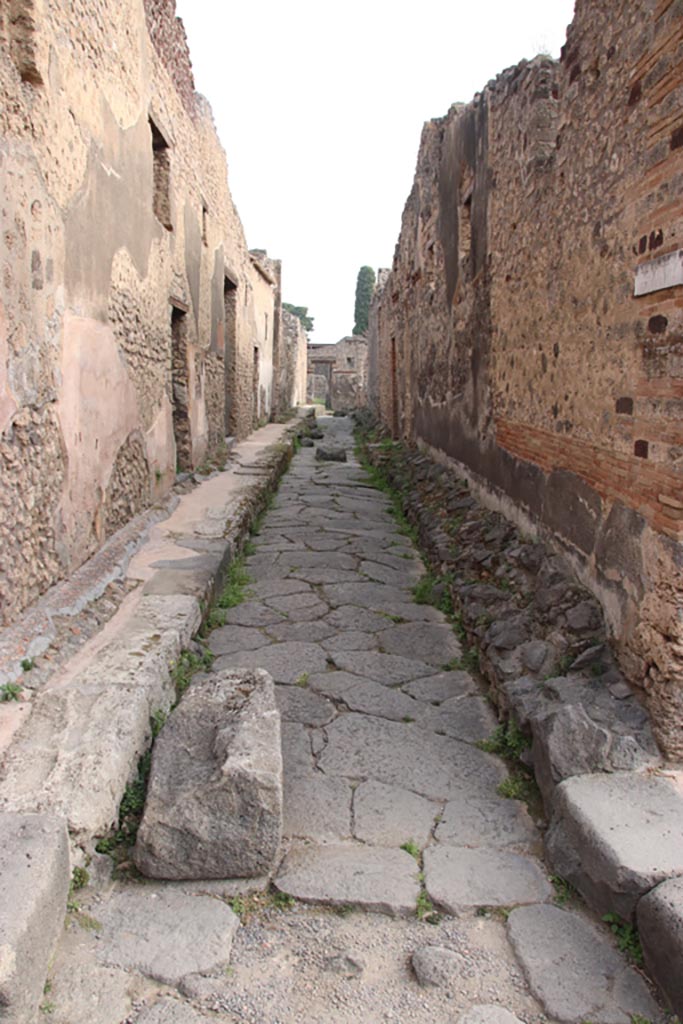 Unnamed vicolo between IX.5 and IX.6. October 2023. 
Looking east from junction with Vicolo di Tesmo. Photo courtesy of Klaus Heese.

