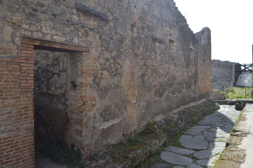 Unnamed vicolo between IX.5 and IX.6. March 2019. 
Looking west along south side, from doorway at IX.6.6 towards junction with Vicolo di Tesmo, on right.
Foto Taylor Lauritsen, ERC Grant 681269 DÉCOR.
