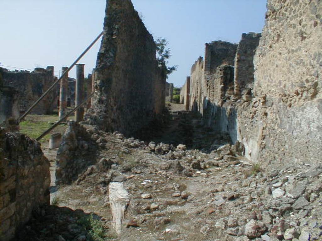 Unnamed vicolo between IX.6 and IX.5. Looking west from near IX.6.7. September 2004.