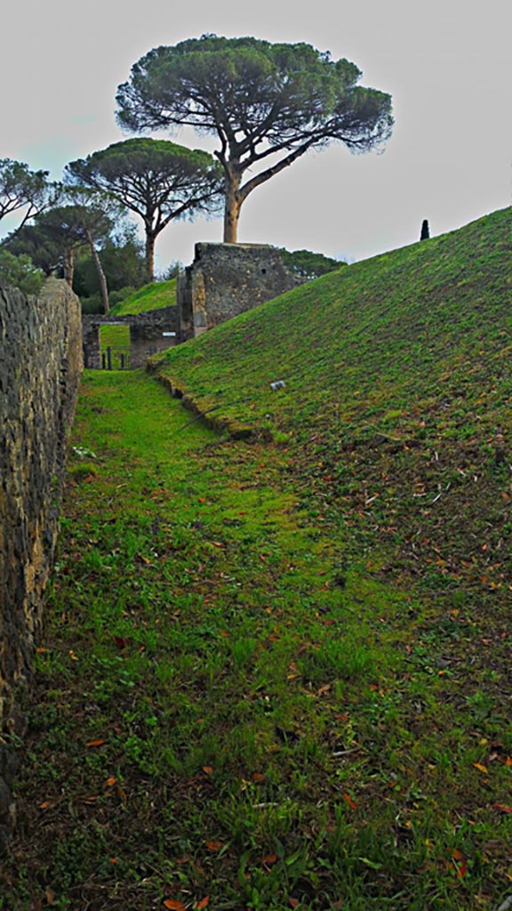 Pompeii Porta di Nocera. 2017/2018/2019.
Looking east along unnamed vicolo towards Porta Nocera. Photo courtesy of Giuseppe Ciaramella.