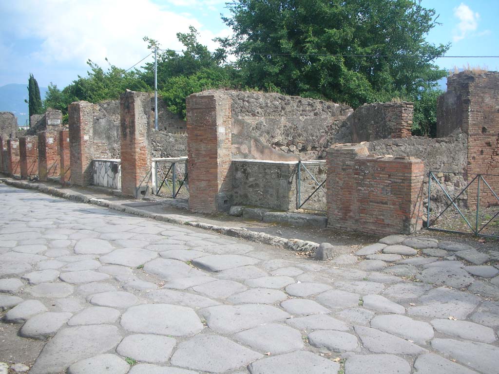 Via Consolare, Pompeii. May 2010. Looking south along west side, with VI.17.1, on right. Photo courtesy of Ivo van der Graaff.
