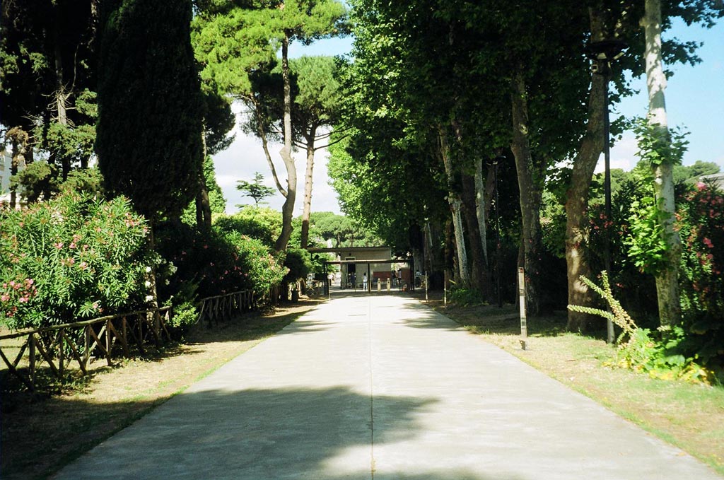 Piazza Porta Marina Inferiore. June 2010. Looking west back to ticket barriers. Photo courtesy of Rick Bauer.