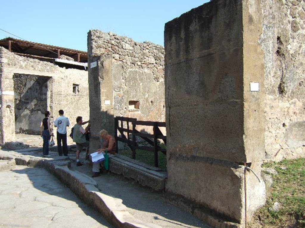Via degli Augustali. September 2005. Looking east from VII.12.14 to junction with Vicolo del Lupanare. 
