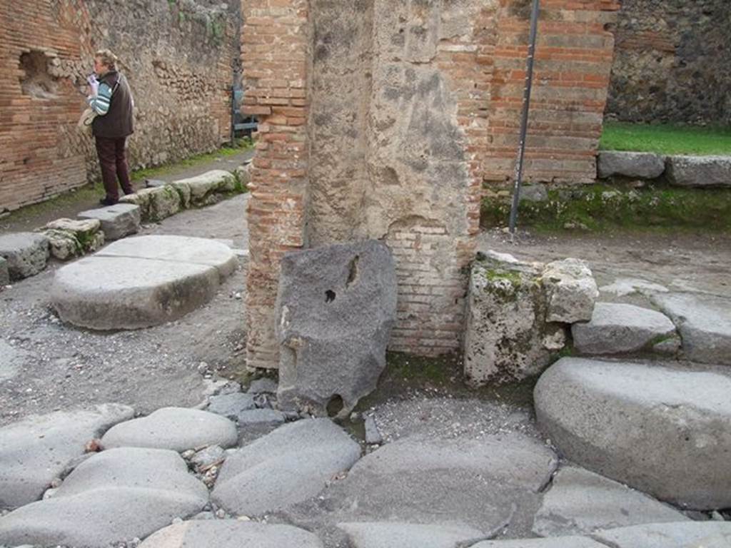 Looking west into Via degli Augustali from Via Stabiana outside VII.2.1. December 2006.