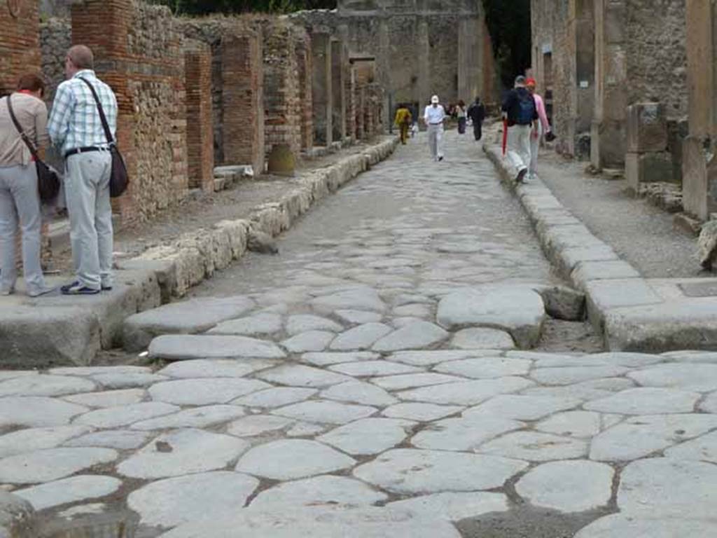 Via dei Teatri, May 2010. Looking south from junction with Via dell’Abbondanza.