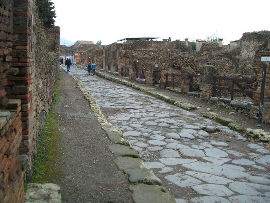 Via dei Teatri between VIII.5 and VIII.4. Looking north from VIII.4.40. December 2004.