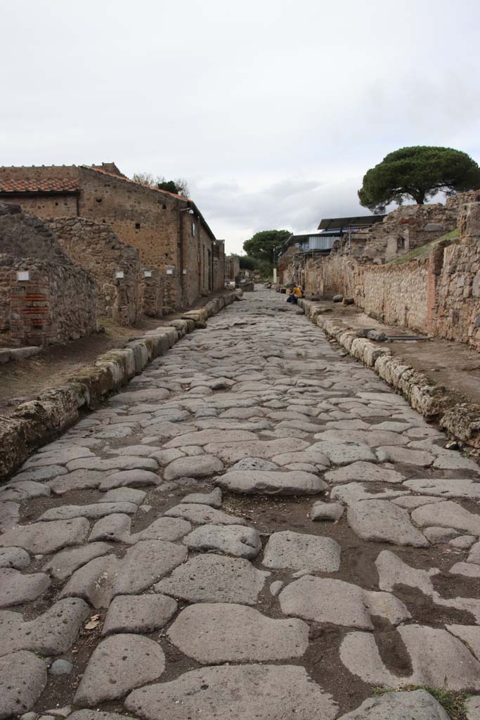 Via del Vesuvio, October 2020. Looking north between VI.16 and V.6.
Photo courtesy of Klaus Heese.
