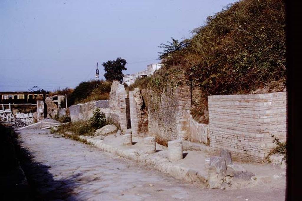 Via dell’Abbondanza, Pompeii. 1972. Looking east along II.5 from Vicolo dell’ Anfiteatro, on right. Photo by Stanley A. Jashemski. 
Source: The Wilhelmina and Stanley A. Jashemski archive in the University of Maryland Library, Special Collections (See collection page) and made available under the Creative Commons Attribution-Non Commercial License v.4. See Licence and use details.
J72f0506

