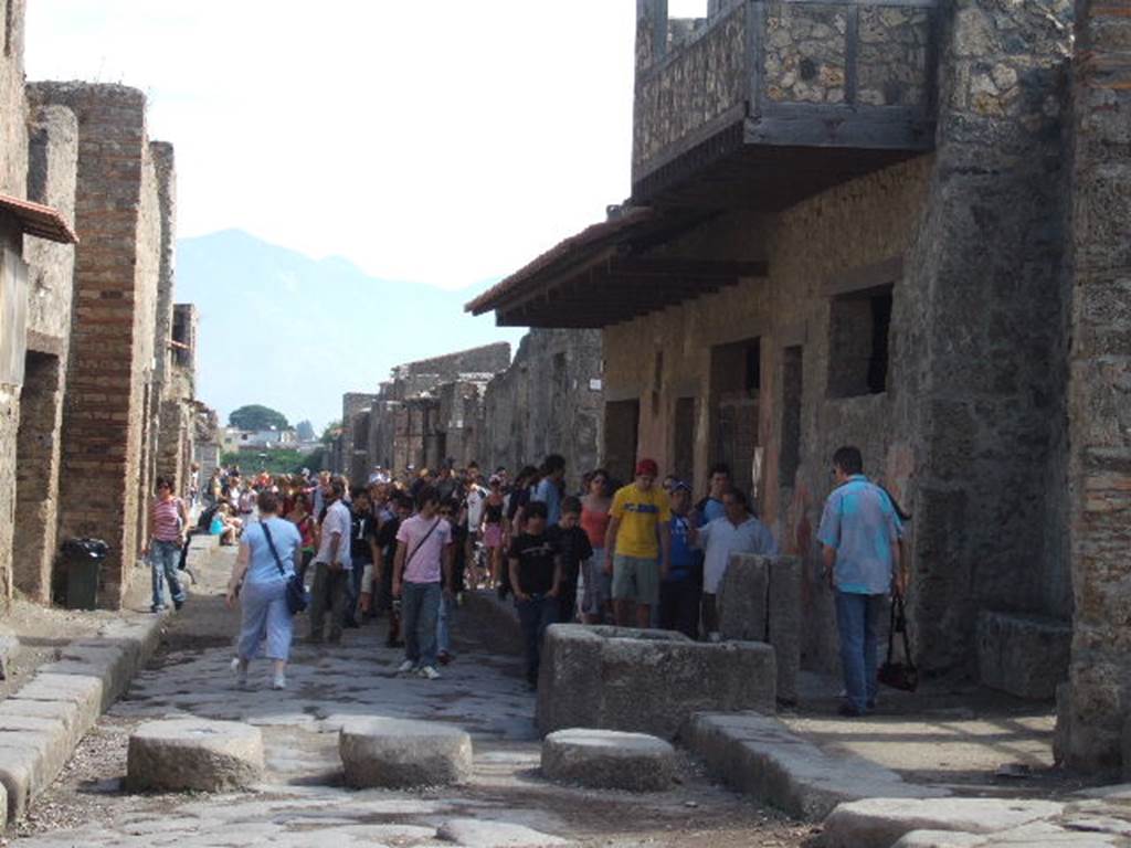 Via dell’Abbondanza. September 2005. Looking east between III.2 and I.12, from near junction with Vicolo della Nave Europa.