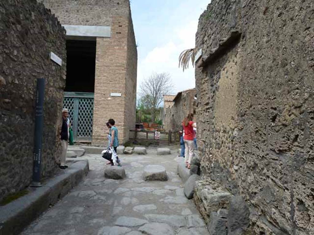 Via dell’Abbondanza. May 2010. Looking north from Via di Nocera towards Vicolo di Ifigenia, from between I.13 and II.1