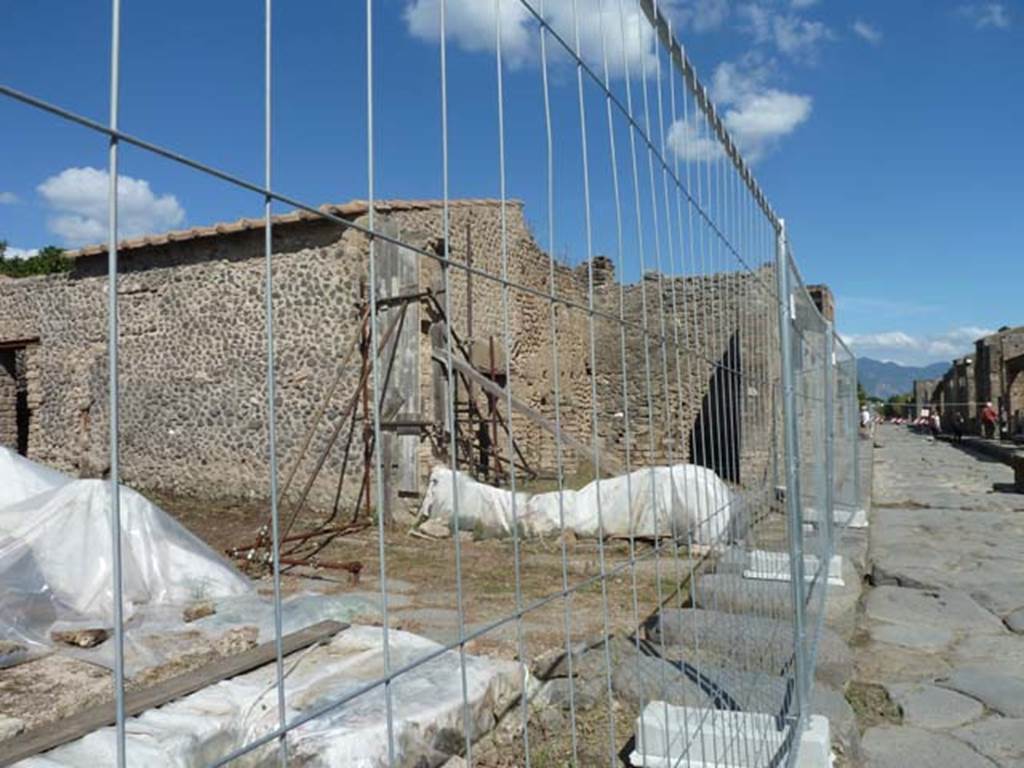 Via dell’Abbondanza. September 2015. Looking east from III.3.6 towards Vicolo di Ifigenia and III.4.1.

