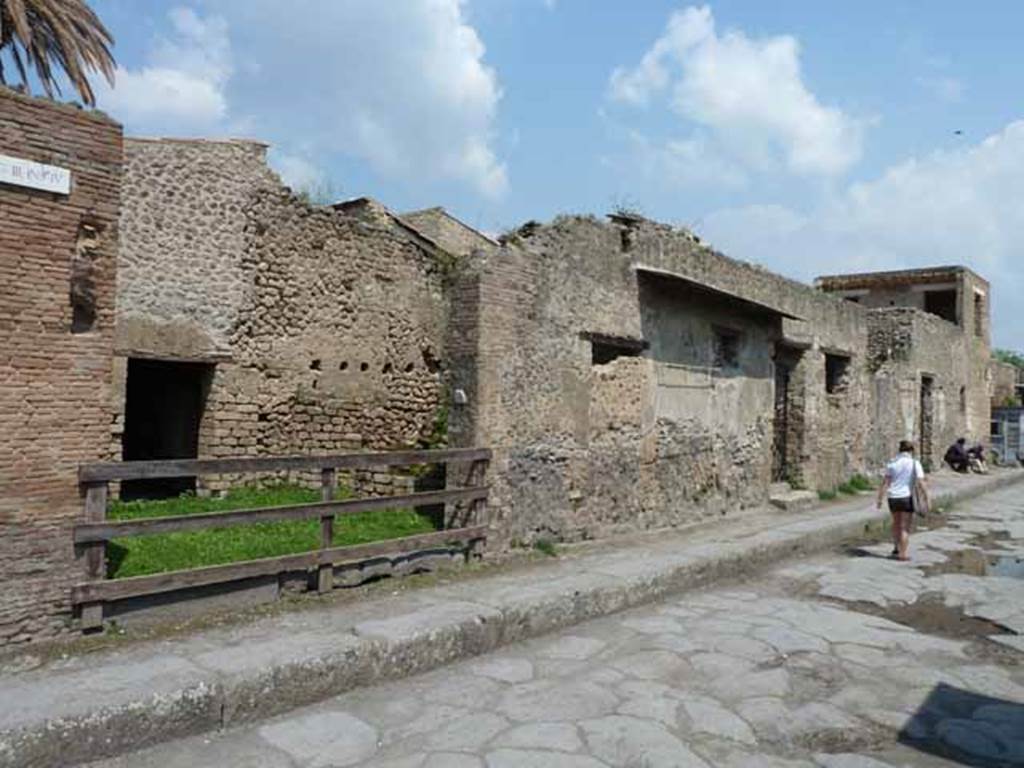 Via dell’Abbondanza, north side. May 2010. Looking east from near III.4.1 along III.4.