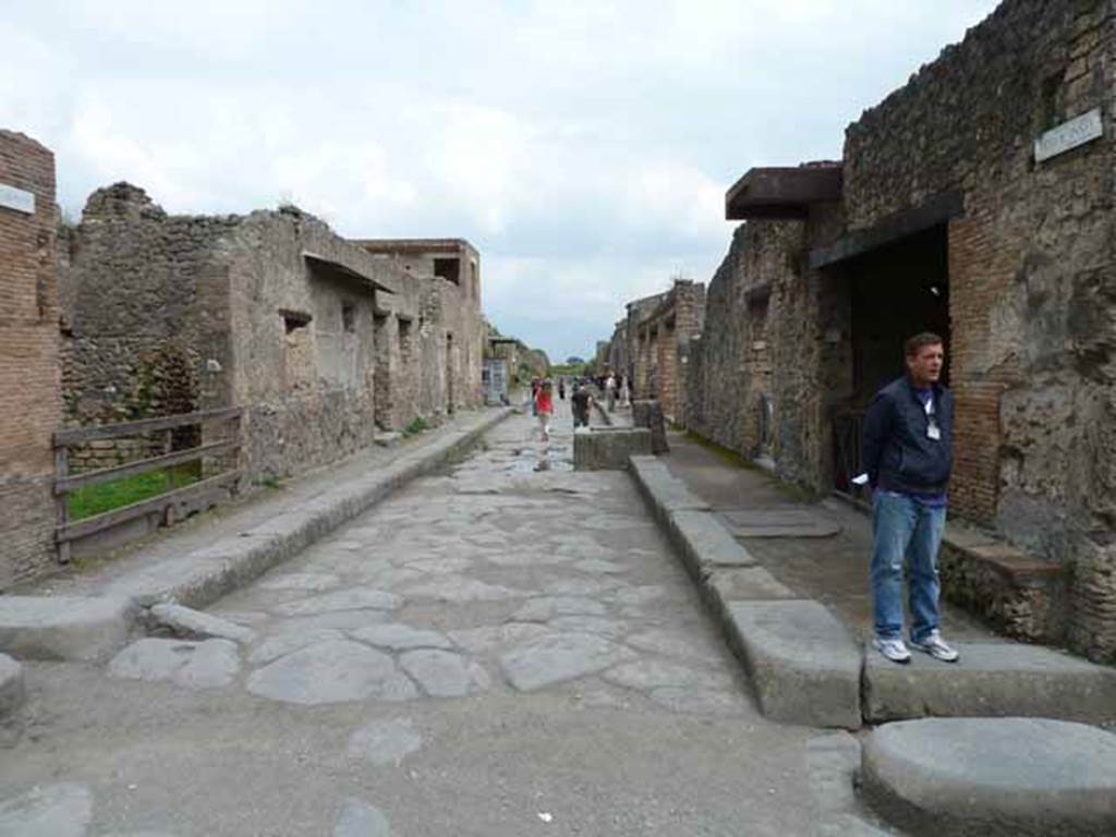 Via dell’Abbondanza. May 2010.  Looking east between III.4 and II.1.