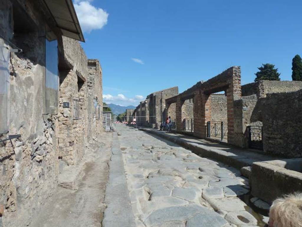 Via dell’Abbondanza. September 2015. Looking east between III.4 and II.1