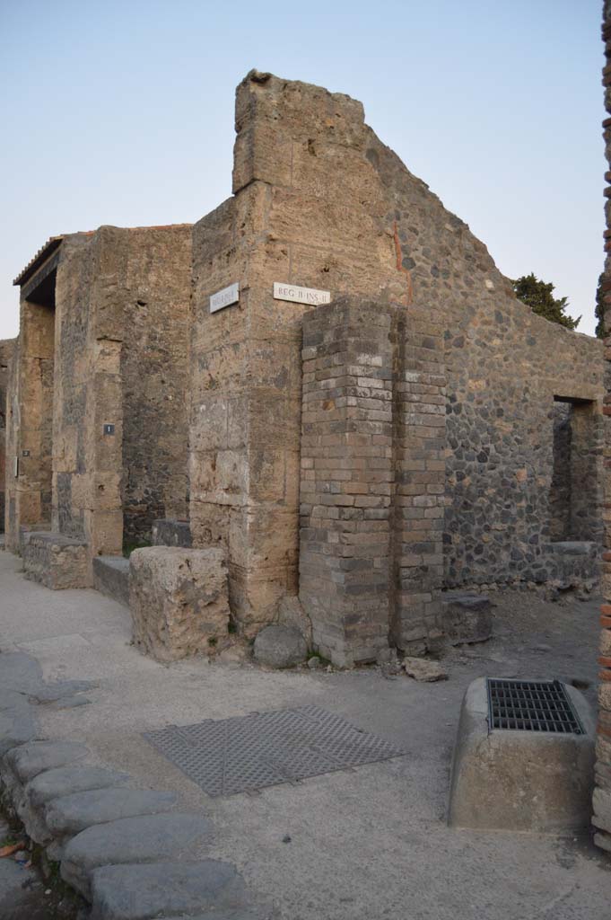 Via dell’Abbondanza, south side, Pompeii. October 2017. 
Looking east towards west side of II.2.1, on Vicolo di Octavius Quartio.
Foto Taylor Lauritsen, ERC Grant 681269 DÉCOR.

