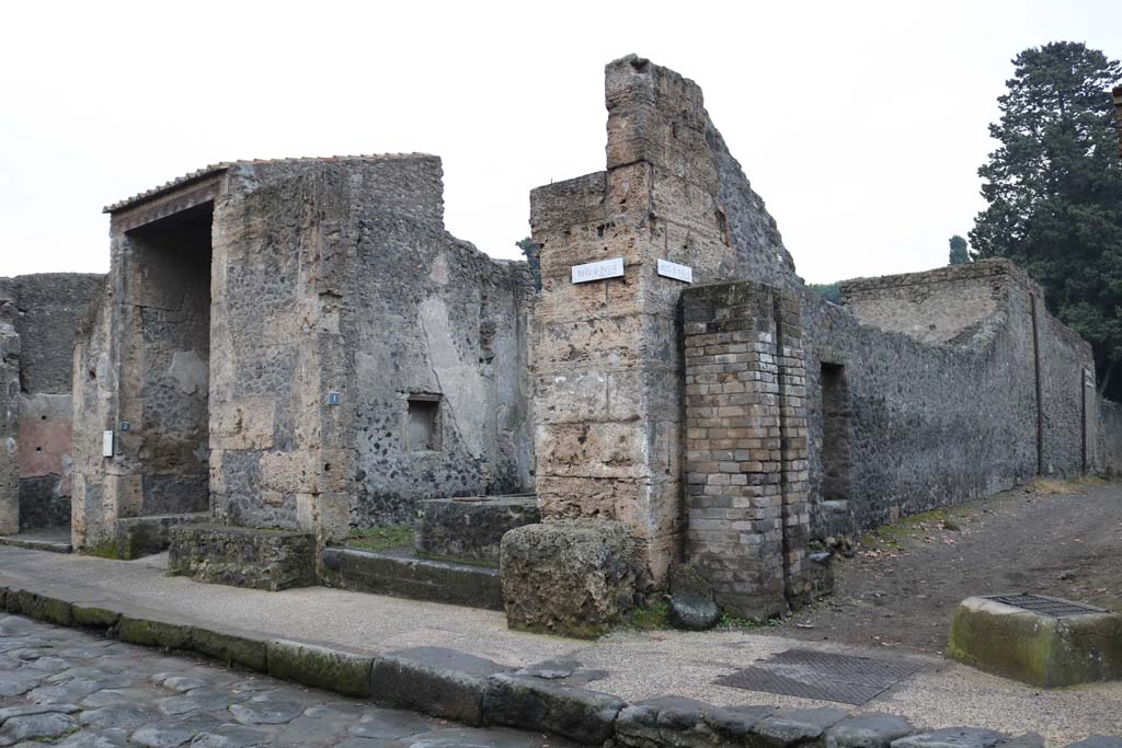 Via dell’Abbondanza, south side. December 2018. 
Looking east from junction with Vicolo di Octavius Quarto, on right, with II.2.1, on corner. Photo courtesy of Aude Durand.
