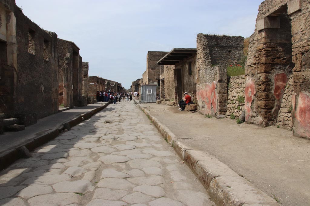 Via dell’Abbondanza, Pompeii. May 2024. Looking west from between 11.2.4 and III.5.4. Photo courtesy of Klaus Heese.