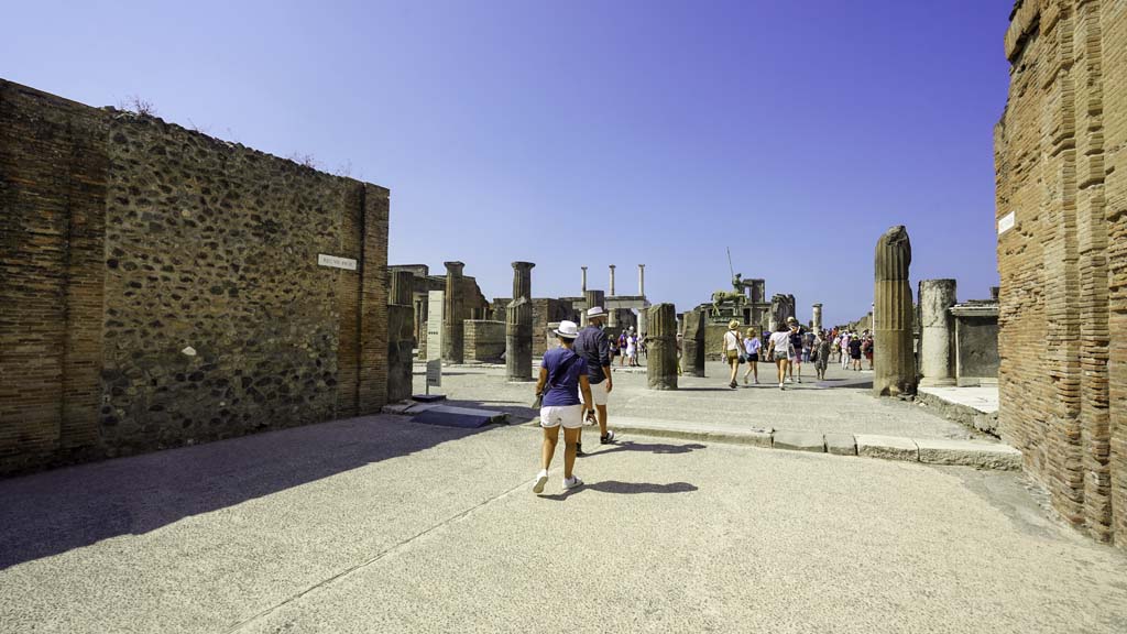 Via dell’Abbondanza, August 2021. 
Looking west across the Forum from the end of Via dell’Abbondanza. Photo courtesy of Robert Hanson
