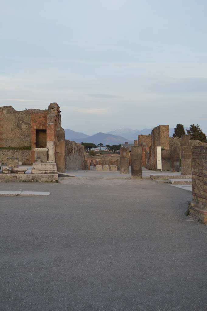 Via dell’Abbondanza, March 2019. Looking east across the Forum towards entrance/exit of roadway.
Foto Taylor Lauritsen, ERC Grant 681269 DÉCOR.

