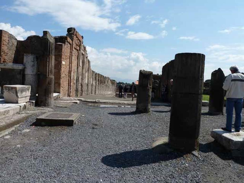 Via dell’Abbondanza, Pompeii. May 2010. Looking east across Forum towards west end of roadway at its junction with the Forum.