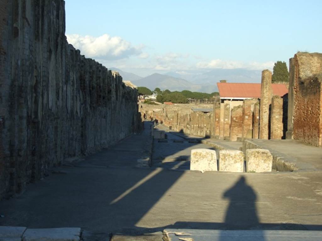 Via dell’Abbondanza between VII.9 and VIII.3. Looking east from the Forum. March 2009.