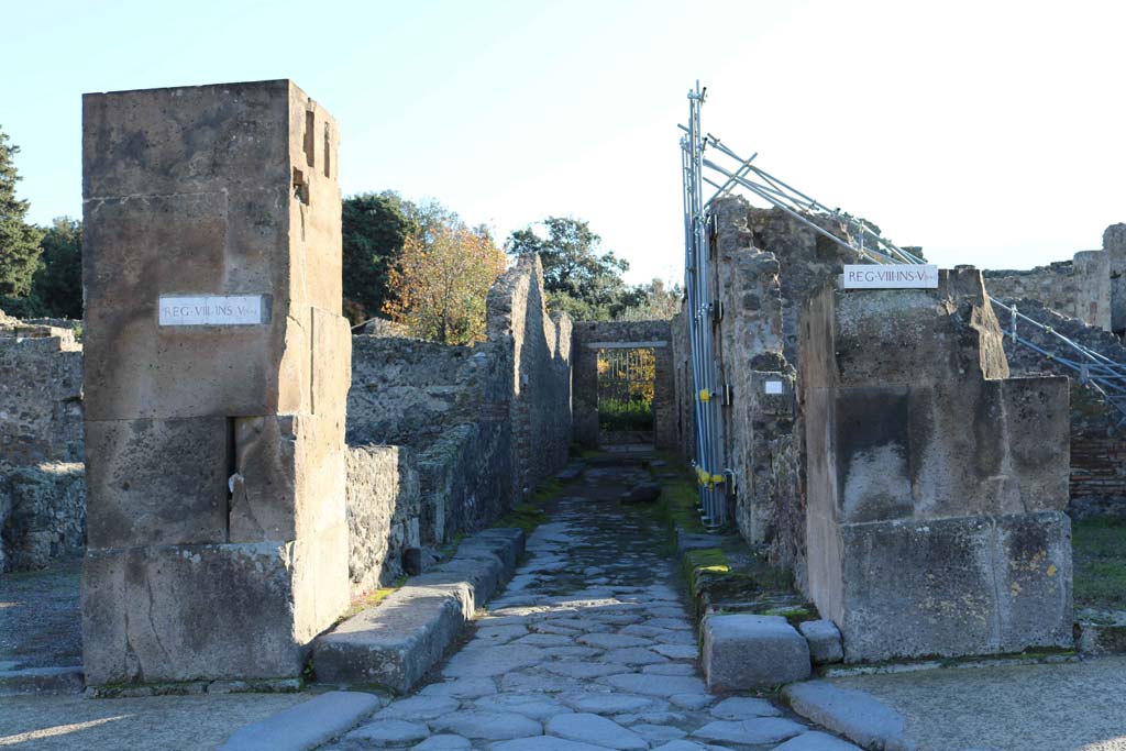 Via dell’Abbondanza, south side, Pompeii. December 2018.  
Looking south towards small roadway between VIII.5.19, on left, and VIII.5.11, on right. Photo courtesy of Aude Durand.

