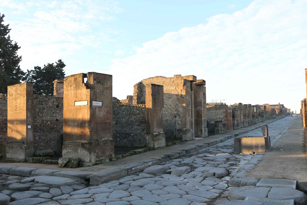 Via dell’Abbondanza, Pompeii, south side. December 2018. 
Looking west from junction with Via dei Teatri, on left, and VIII.5.31 and VIII.5.30 on corner. Photo courtesy of Aude Durand.
