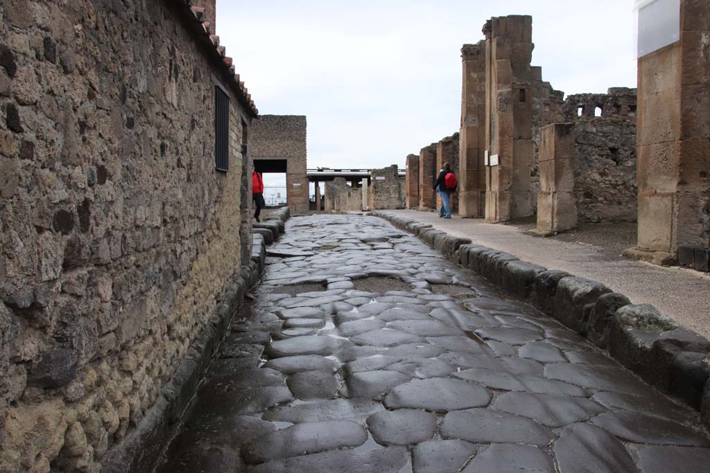 Via delle Terme between VII.5 and VI.6. October 2020. Looking west from near Forum Baths, on left, and House of Pansa, on right.
Photo courtesy of Klaus Heese.
