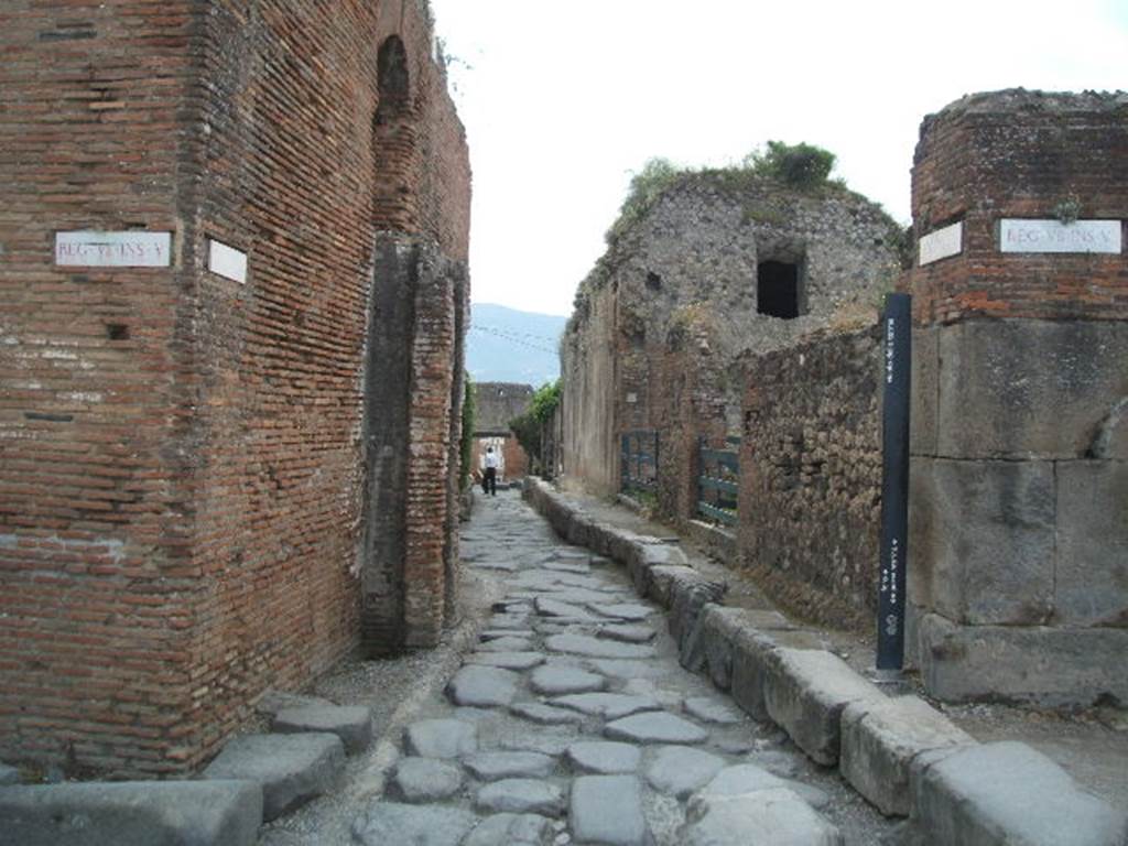 Via delle Terme between VII.5 and VII.6. Looking south into Vicolo delle Terme. May 2005.