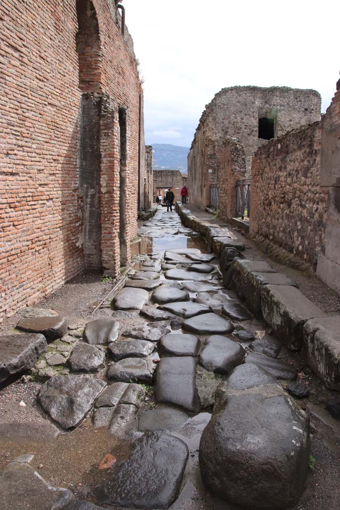 Vicolo delle Terme, on south side of Via delle Terme. October 2020. Looking south.
Photo courtesy of Klaus Heese.
