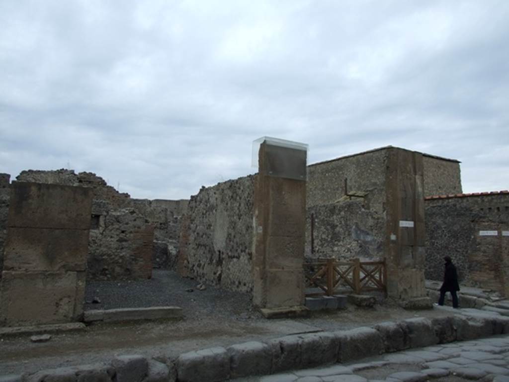 Via delle Terme, north side. December 2007.   Looking north-east from junction with Vicolo delle Terme towards junction with Vicolo della Fullonica. 
